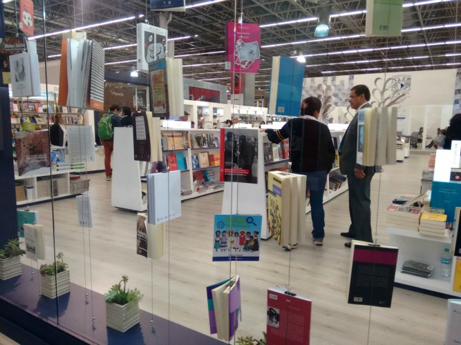 Colores y diversas figuras, el atractivo de acomodar libros